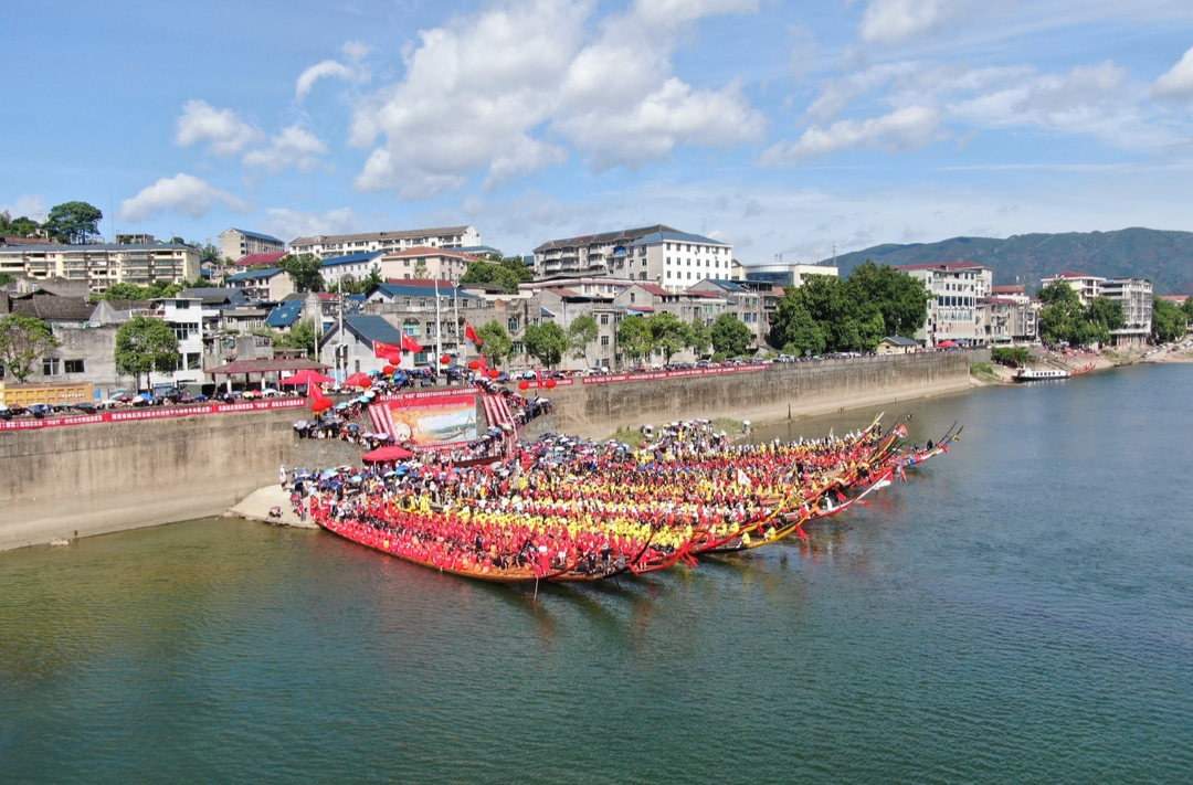 视频｜中方铜湾：燕尾龙舟闹沅江