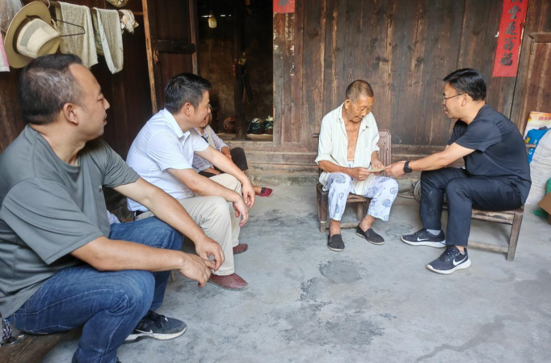 杨志初到铜湾镇调研乡村振兴等工作并走访慰问老党员