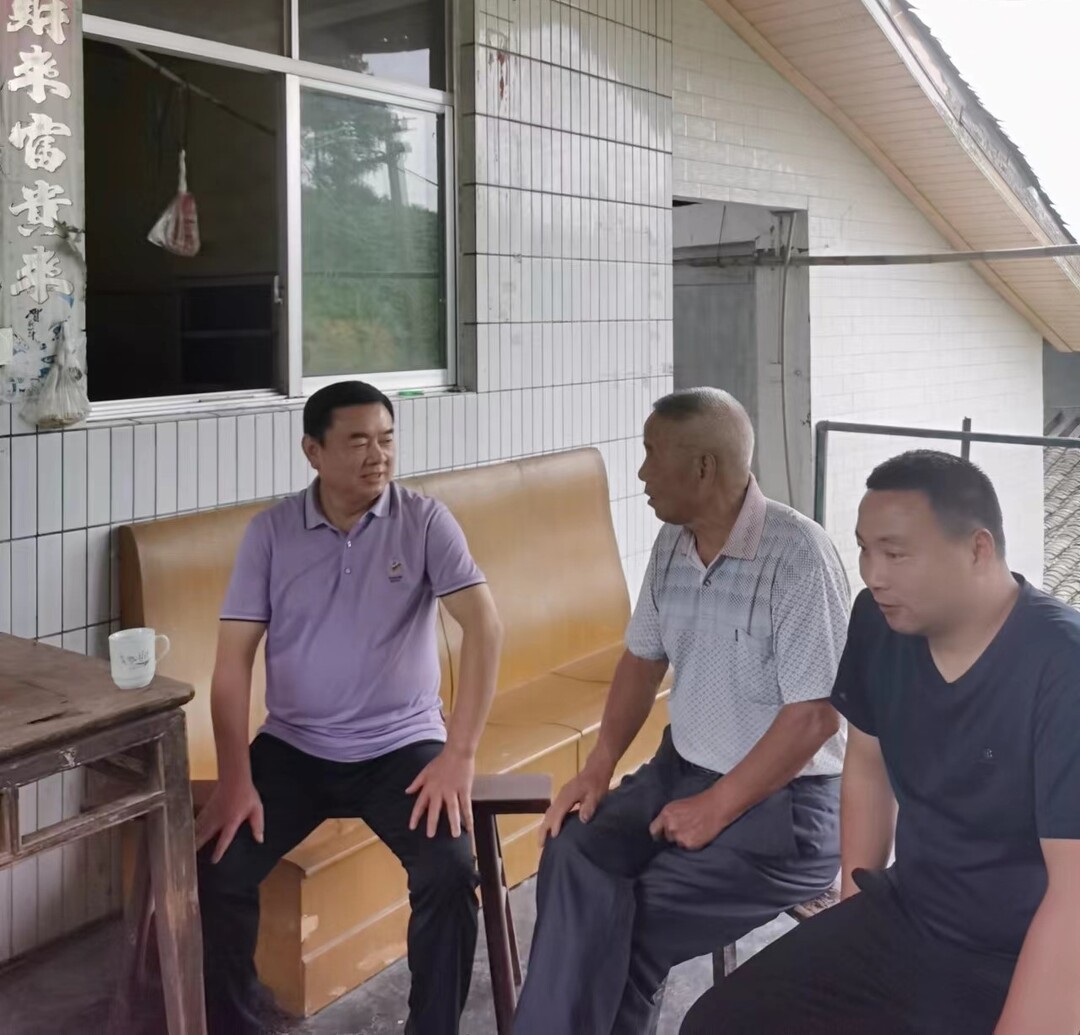 张必忠赴桐木镇走访慰问老党员
