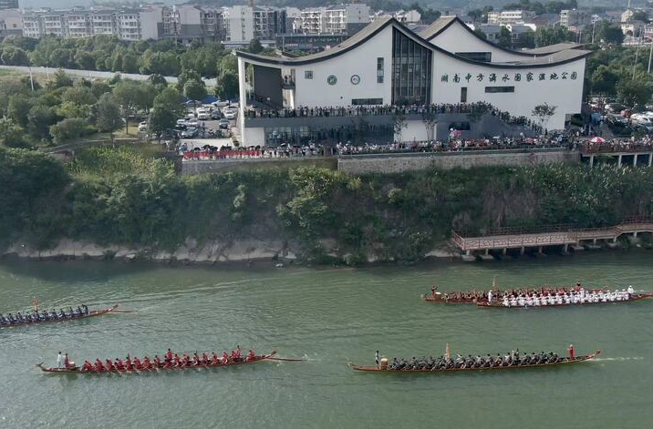中方县中方镇开展“大端午”龙舟表演活动