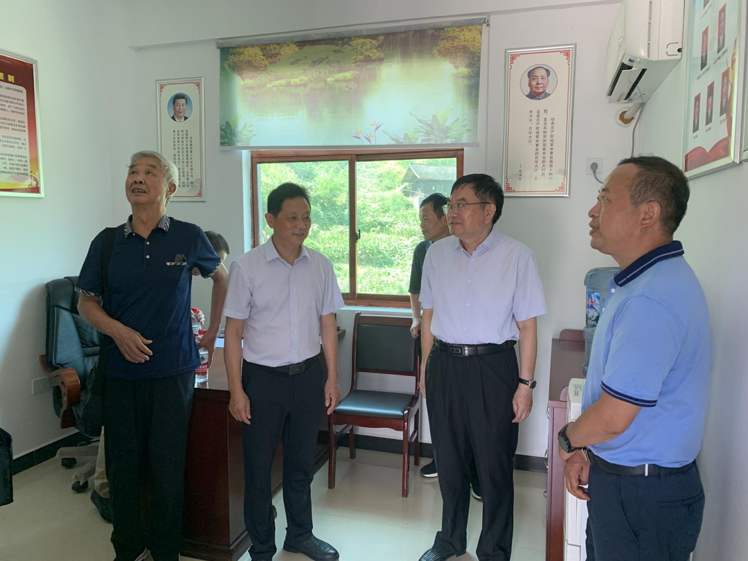 怀化市老科协到中方县桐木镇大松坡村调研老科协建设工作