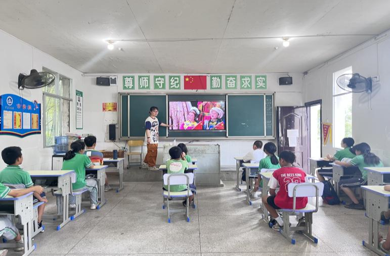 湖南师范大学社会实践团开展“同心共筑中国梦，共唱民族团结歌”主题红歌会