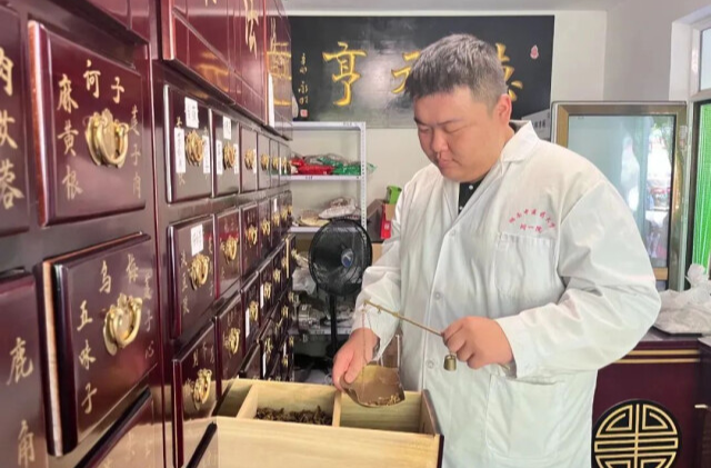 张展政，好样的！中医学生徒手救下路边晕倒小伙