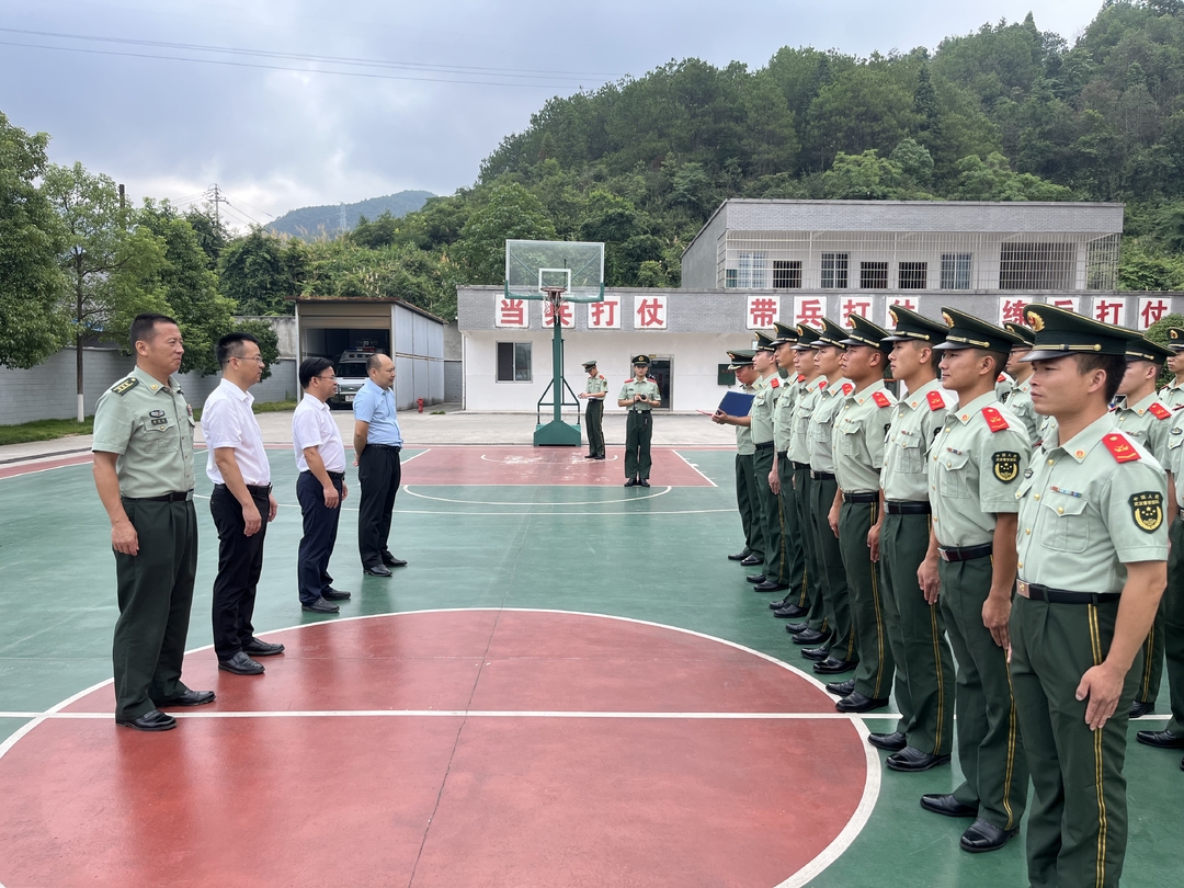 张家铣“八一”前夕走访慰问驻地部队官兵和退役军人