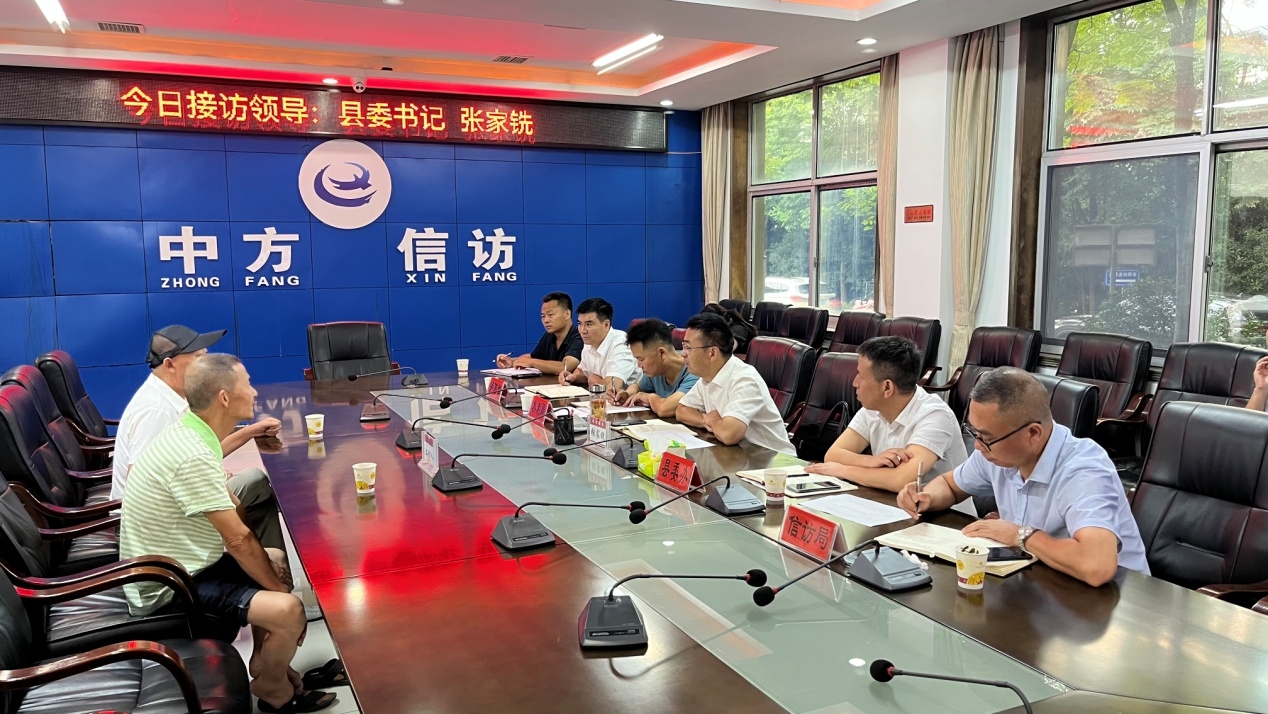 张家铣在信访接待日接访
