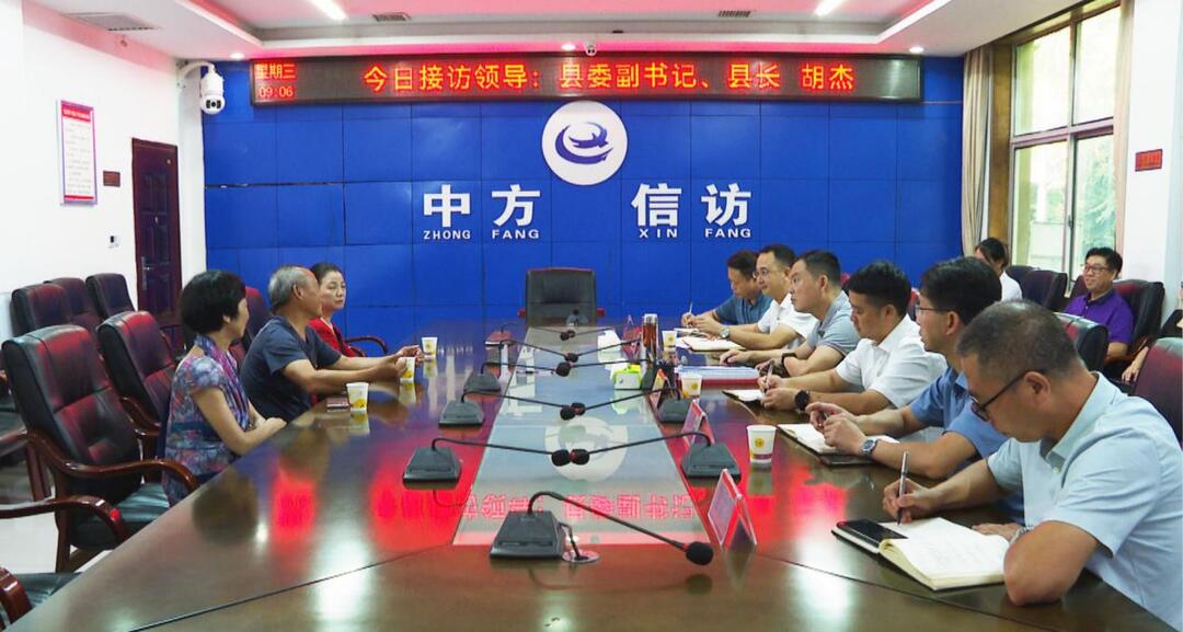 胡杰在信访接待日接访
