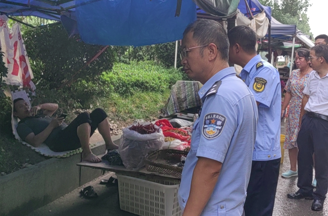 中方县中方镇：开展市场周边环境整治
