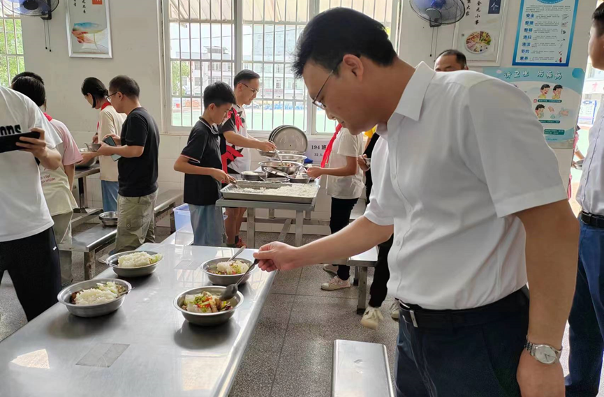 中方县领导到桐木镇中学开展营养餐及食品安全检查