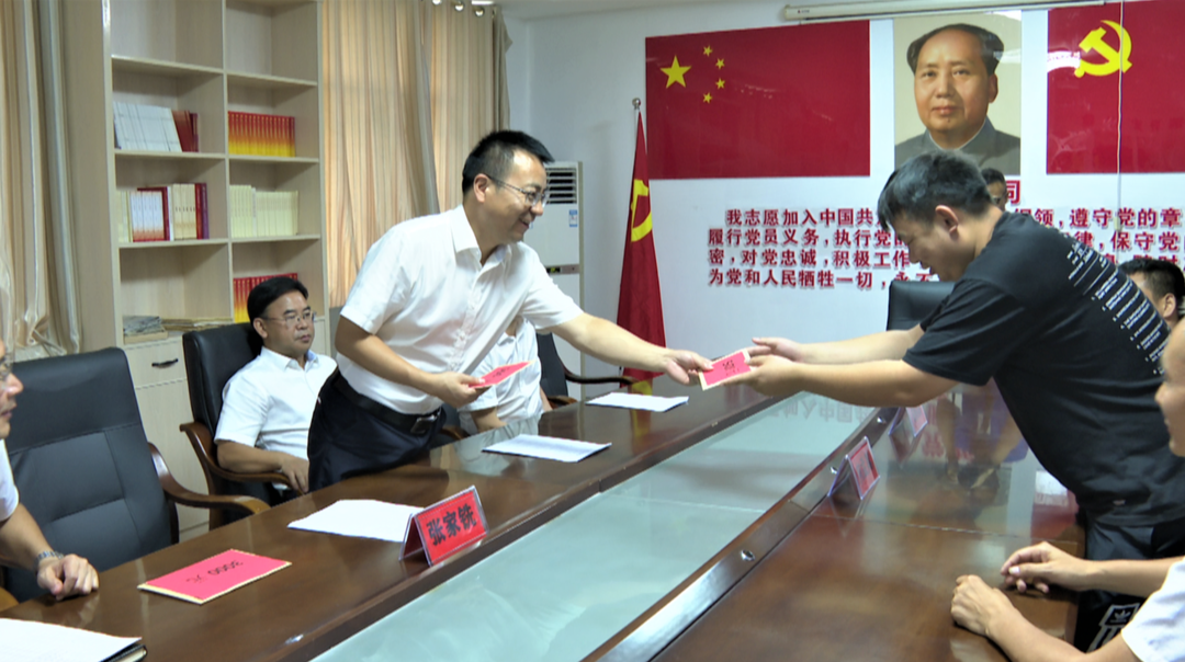 视频|中方县委书记张家铣教师节前夕走访慰问一线教师