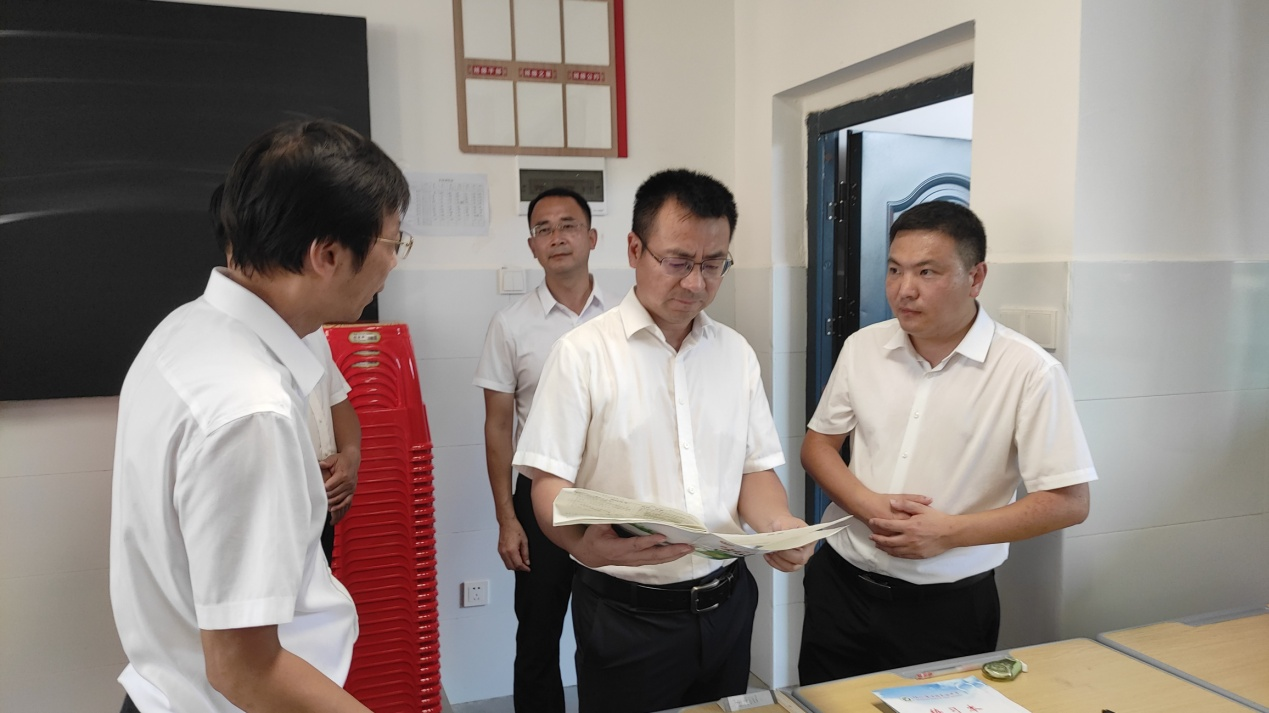 张家铣教师节前夕走访慰问一线教师