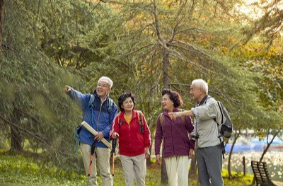 跟团、自驾、定制游……夕阳红旅游花样多，老人出游先得做足功课
