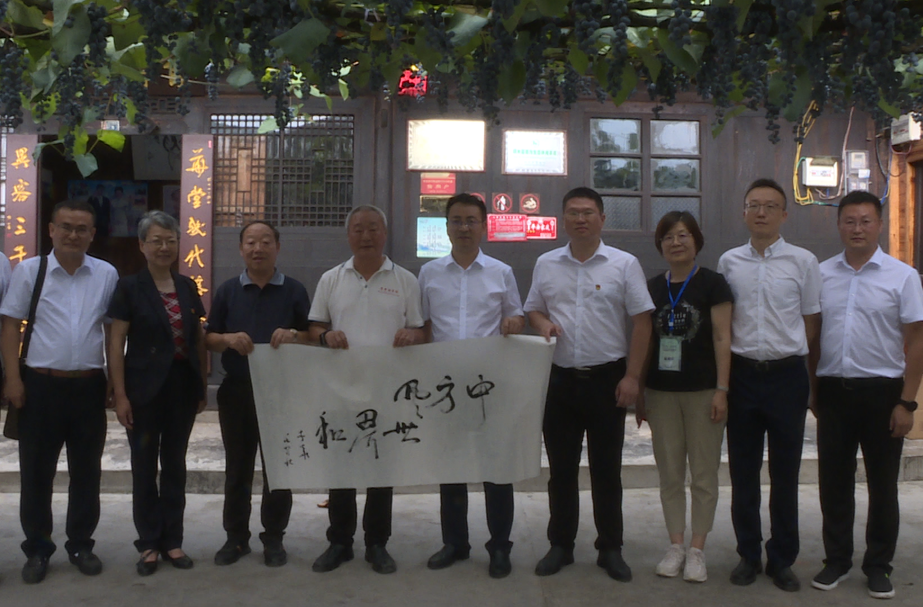 “中方风 世界和” 中国食品科学技术学会葡萄酒分会主任委员李华为中方题字