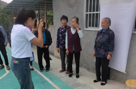 中方县铜鼎镇：爱心温暖基层老人，快门定格美好时光