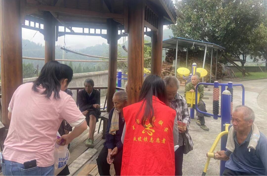中方县铁坡镇开展关爱老年人主题活动
