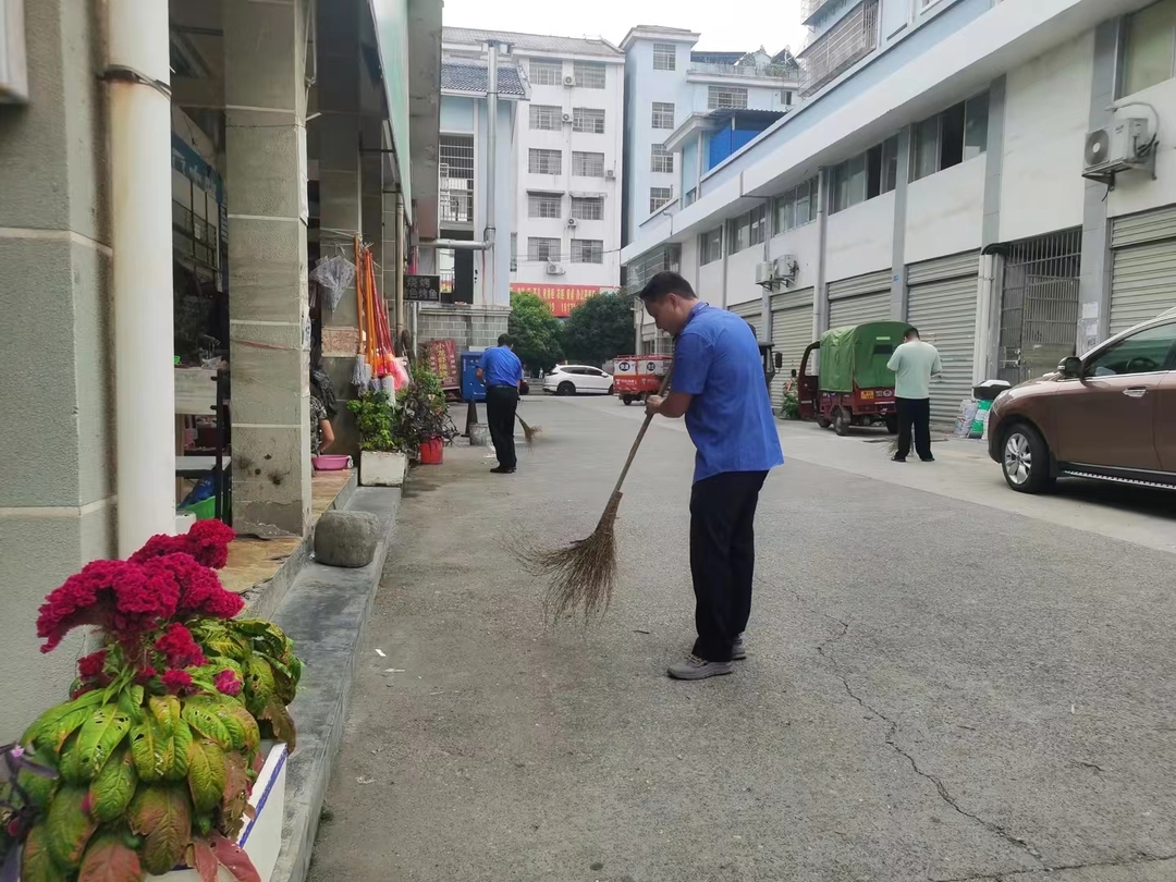 中方县城管执法局开展迎“双节”环境大扫除活动