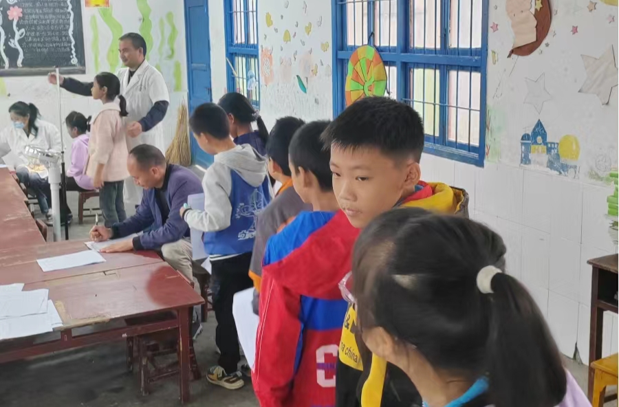 中方县花桥镇龙场卫生院：为学生开展体质健康常规体检
