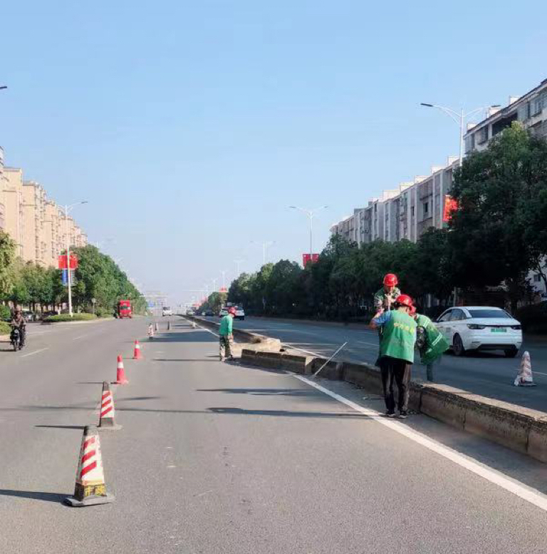 中方县城管执法局：及时修整道路隔离墩 保障道路安全畅通