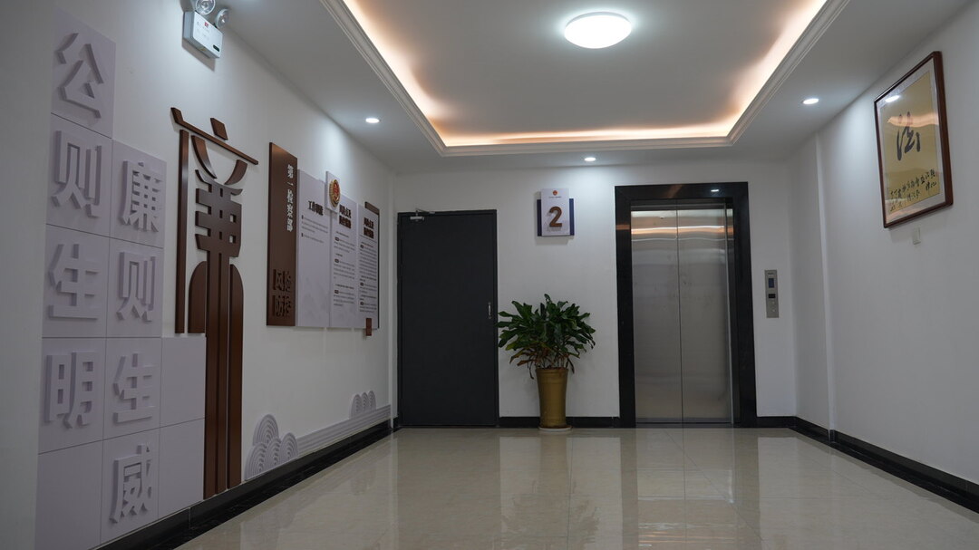 办公大楼内,根据部门职能设置了包含风险防控提示的廉政文化墙,并以"