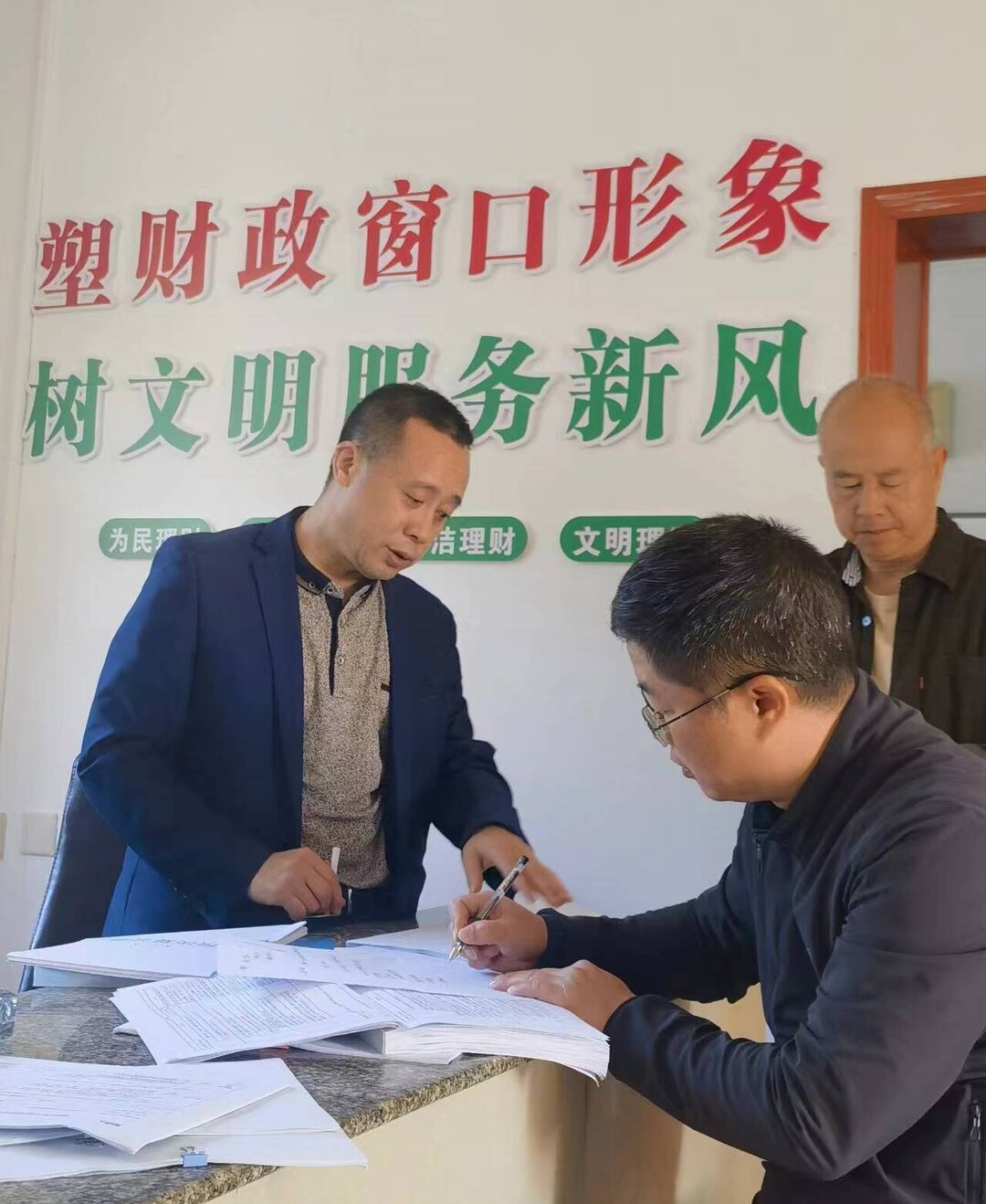 中方县财政局：优化营商环境  着力打通服务群众“最后一公里”