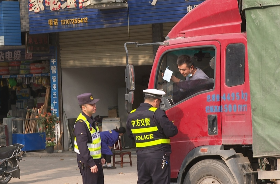 中方县开展治理超限超载专项整治月行动