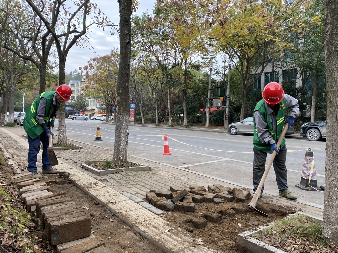 中方县城管执法局：维修破损道路，保障市民出行