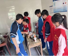 铜湾镇开展敬老院送温暖志愿活动