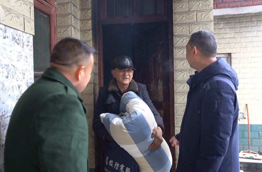 中方县中方镇：寒风大雪送温暖，关爱暖人心