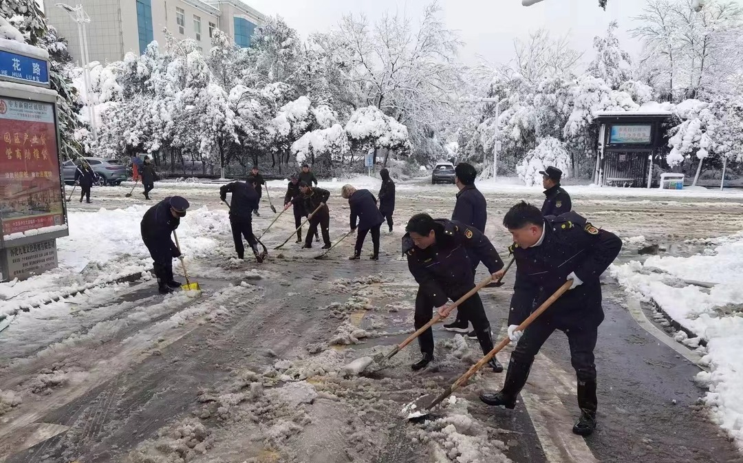 中方县城管执法局：扫雪除冰 保障道路畅通