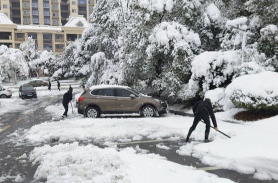 暖心瞬间！中方县自然资源局吹响扫雪铲冰“集结号”