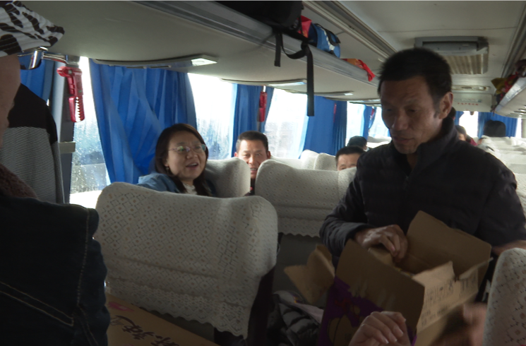 中方县应急管理局：大雪封路 为高速路口滞留群众送去温暖