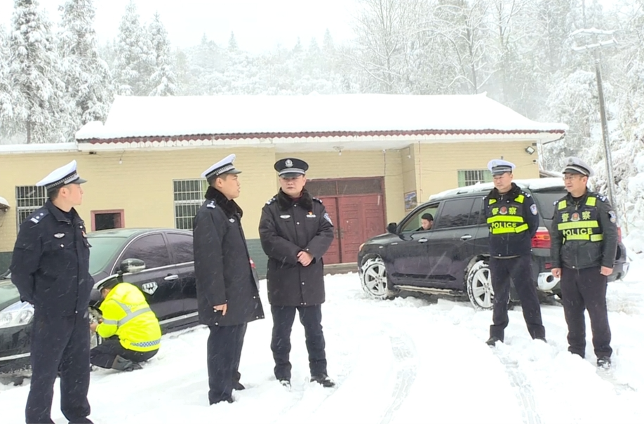 县领导指挥调度低温雨雪冰冻天气防御应对工作