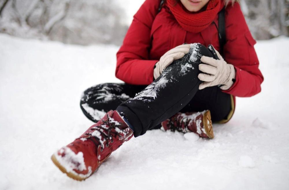 下雪天不慎滑倒，这样做，可以把伤害降至最低