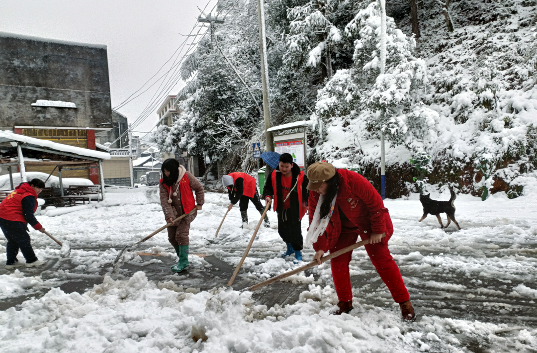中方：5000名志愿者合力战冰雪 众志暖寒冬