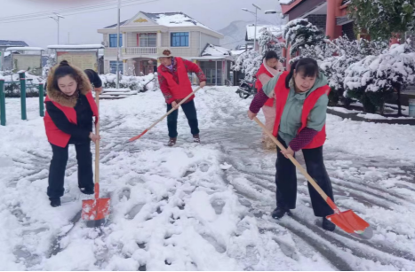 中方县铜湾镇妇联：巾帼齐心勇担当 扫冰除雪暖人心