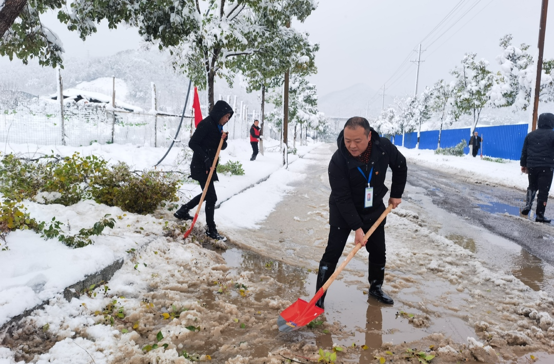 中方县产业开发区：开展“除冰雪、保畅通”主题党日活动