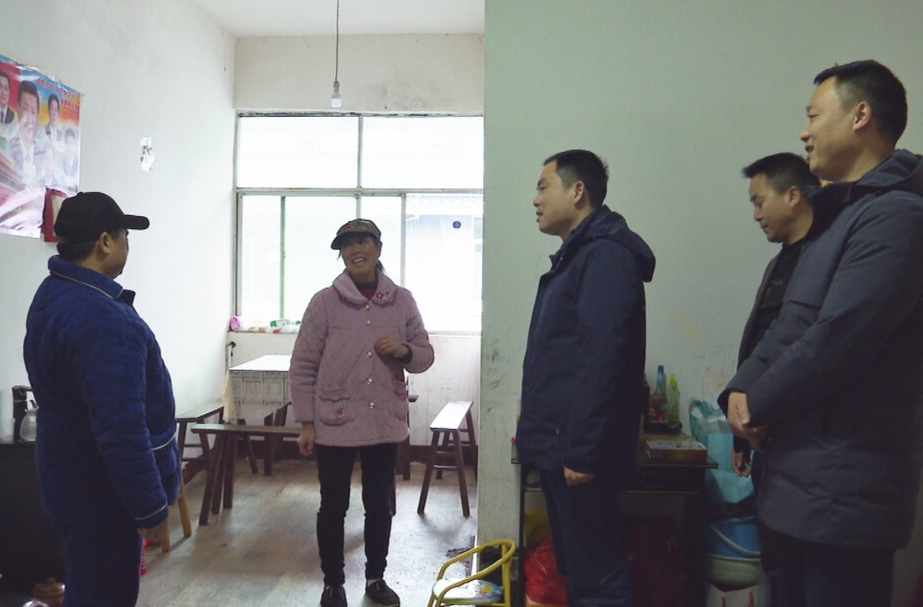 胡杰春节前夕走访慰问县城征收安置失地困难户
