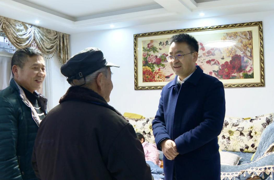 张家铣春节前夕走访慰问困难道德模范和困难老党员