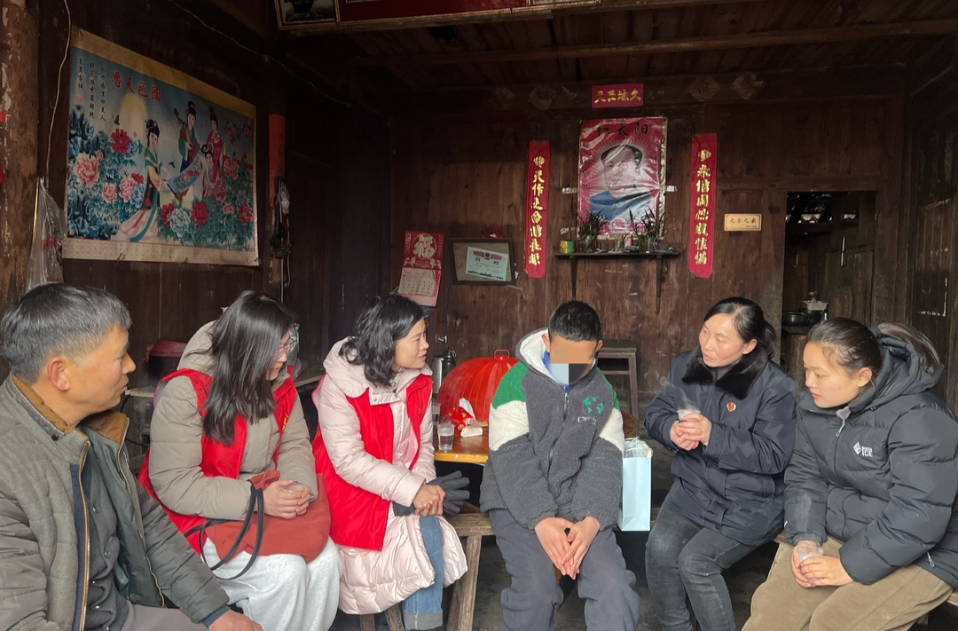 中方县妇联走访慰问困境儿童