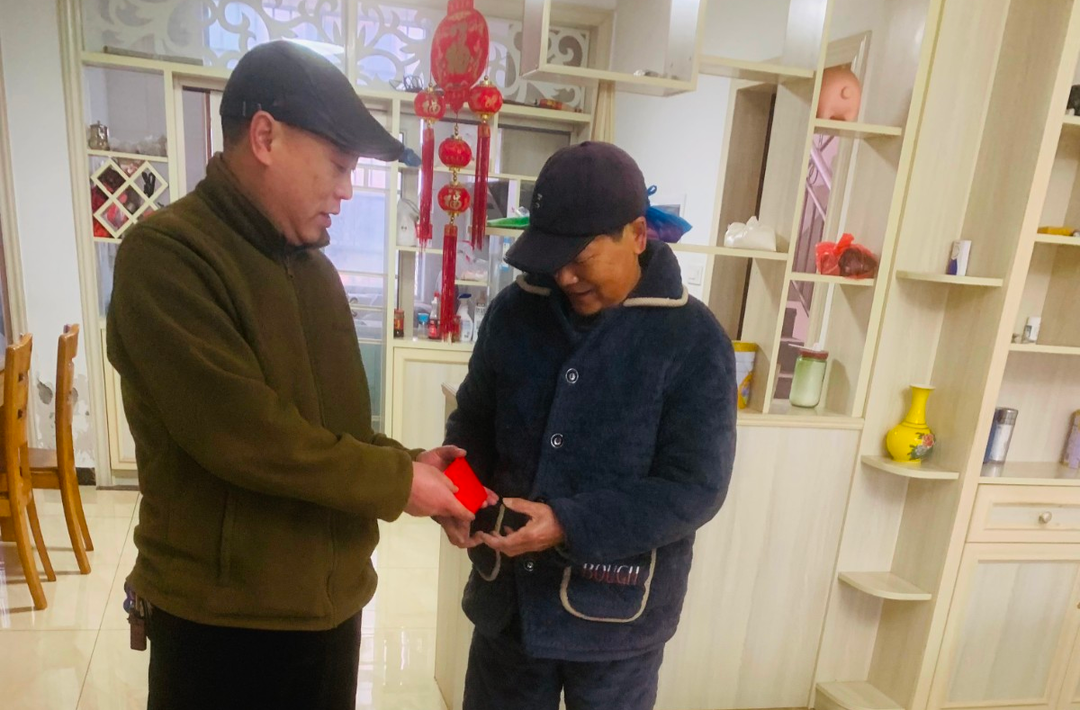 中方县中方镇中心小学慰问困难退休党员教师