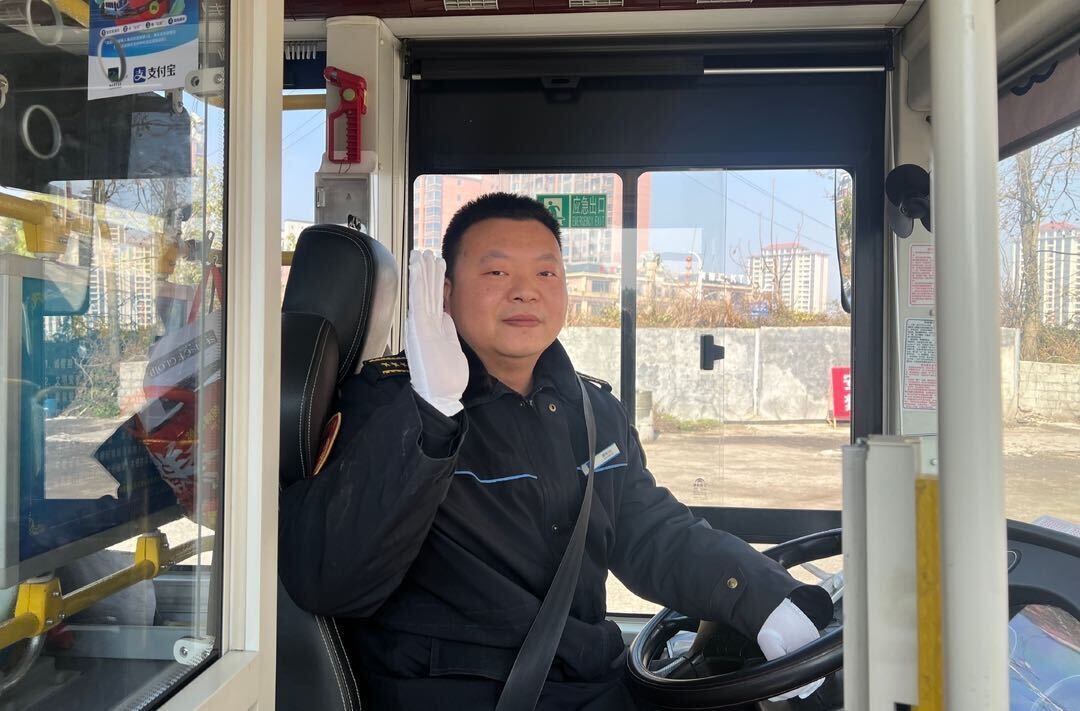 新春走基层|中方：连续11年春节在岗  只为乘客平安回家路