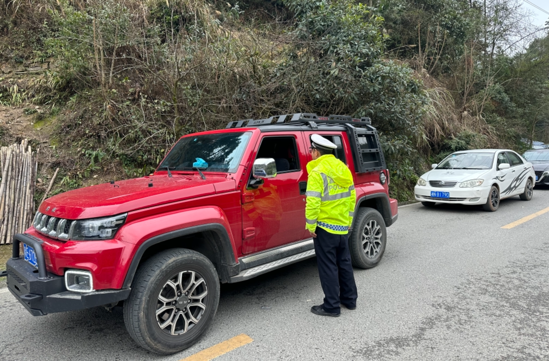 新春走基层｜车辆故障致拥堵 中方交警指挥疏导保畅通