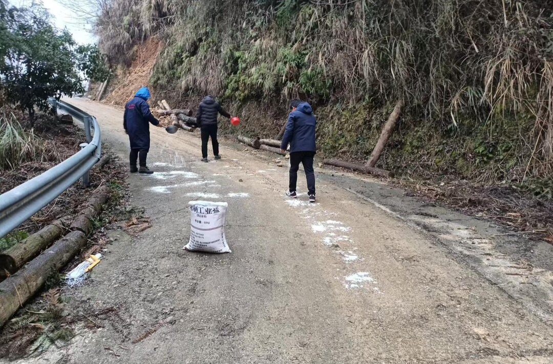 科学应对低温雨雪冰冻天气|以动治“冻”  中方县接龙镇全力迎战低温雨雪冰冻天气