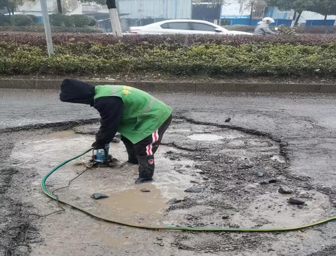 中方县城管执法局开展“冻伤”路面修复 确保道路出行安全