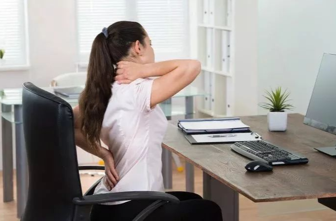 久坐腰背酸痛 这3个动作帮你缓解