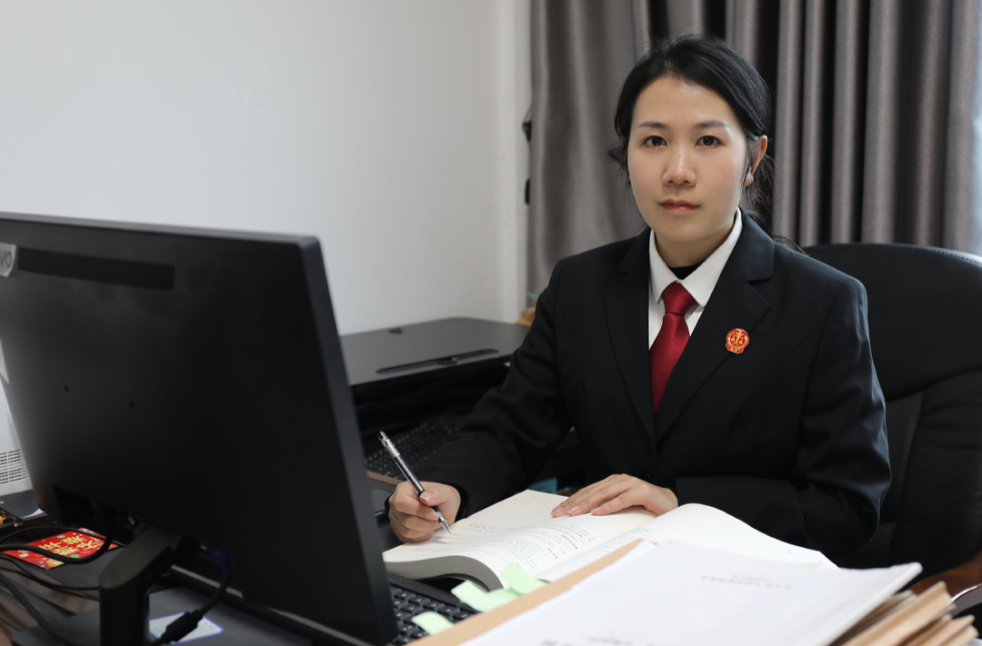建功新时代 巾帼展风采|中方县泸阳人民法庭庭长向庆玲：柔肩担正义，巾帼绽芳华
