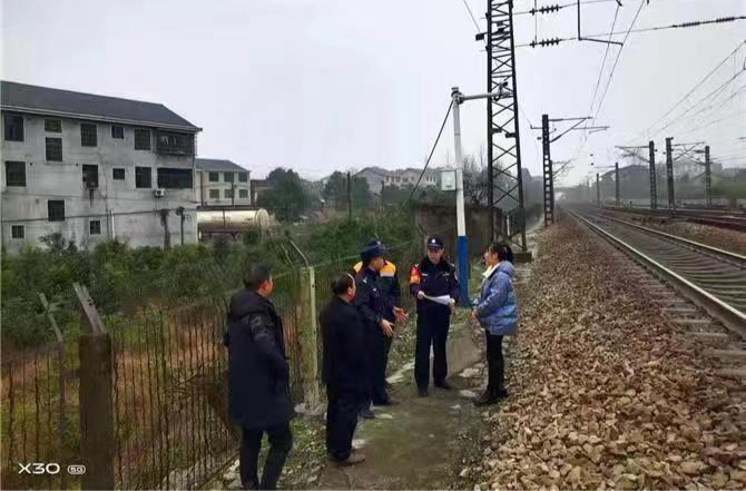 建功新时代 巾帼展风采丨中方县委政法委铁路护路、高速公路护路专干：杨斐斐