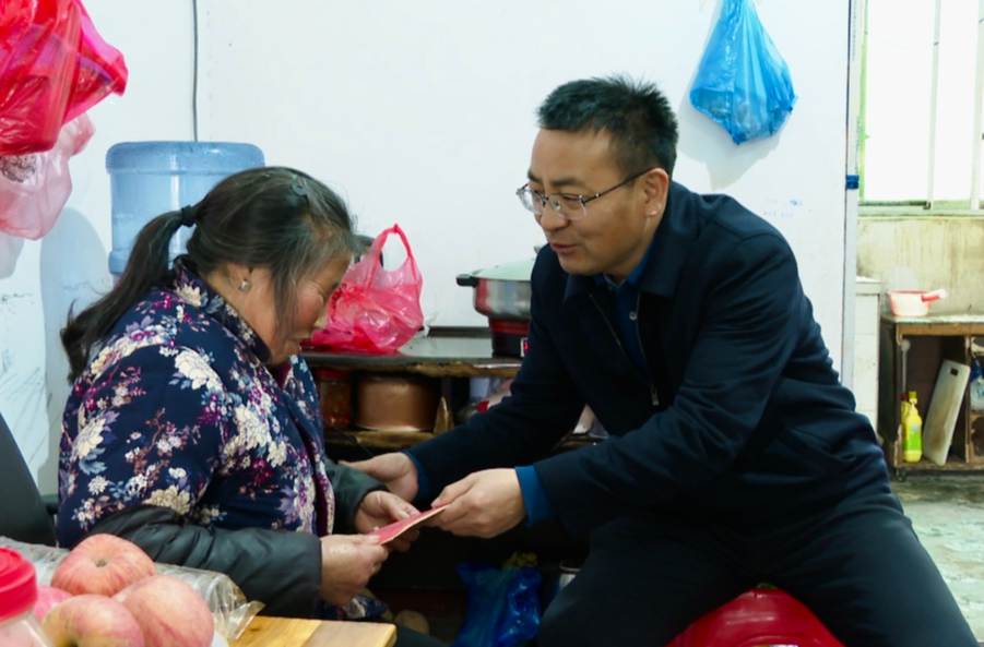 张家铣“三八”国际妇女节走访慰问困难妇女