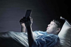 “关灯别玩手机”上热搜，医生提醒