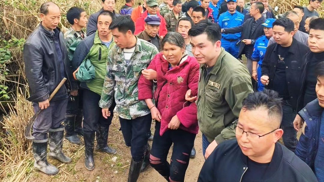 中方县铜鼎镇：无人机“带领”走失老人回家