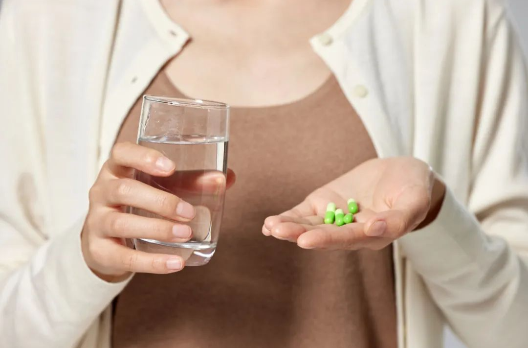 吃药到底该怎么喝水？很多人没做对！ | 科普时间